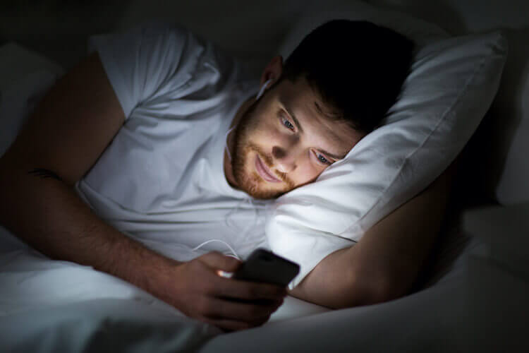 Blauw licht: tablet of telefoon voor het slapen gaan